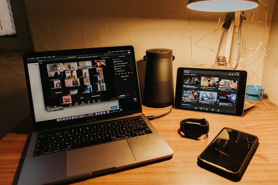 ノートパソコンとタブレットが並ぶ夜の机
